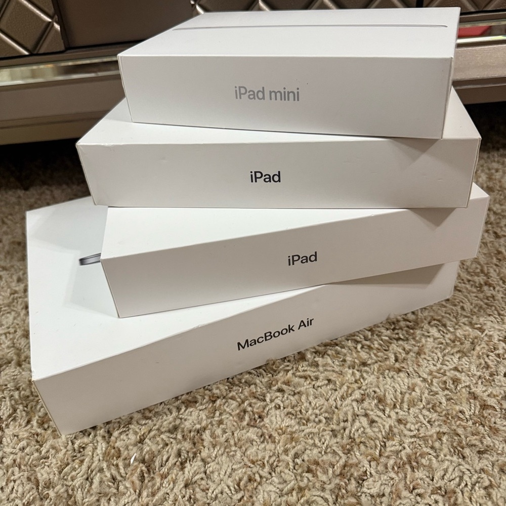 Apple White Device Packaging Set
